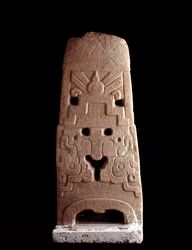 Arte precolombiana, civiltà maya, periodo preclassico: stele in pietra decorata con la maschera stilizzata di una divinità. 600-1100 d.C., da Sacatepéquez, Guatemala. Altezza 103 cm. Città del Guatemala, Museo Nacional de Arqueología y Etnología