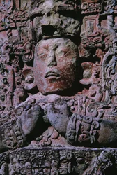 Stele nella Grand Plaza (dettaglio)