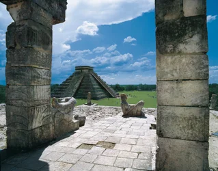 Il Tempio dei Guerrieri e la piramide di Kukulkán (o Castello), a Chichén Itzá (Yucatán, Messico). Architettura precolombiana, arte maya postclassica (XII secolo).