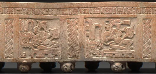 Cilindro a treppiede, scolpito: Signore in trono con testo glifico, 650-900 d.C.