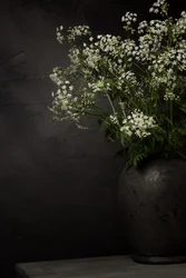 Natura morta con fiori di campo bianchi