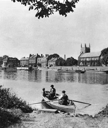 Traghetto attraverso il Tamigi verso la locanda London Apprentice, Isleworth, Londra, 1926-1927