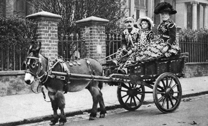 Famiglia Pearly nel loro carretto trainato da asini, Londra, 1926-1927