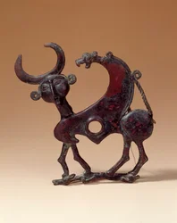 Antichità orientali: piastra di mascella in bronzo raffigurante un mostro androcefalo che calpesta una cerva. Da Luristan. 750 a.C.