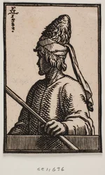 Busto di un giovane con cappello a punta di cuoio, che tiene un bastone nella mano sinistra, esteso sopra il parapetto; mostrato in profilo 3/4 dal lato sinistro dell