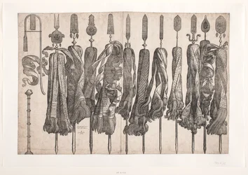 Undici stendardi religiosi e due (presumibilmente) strumenti a fiato