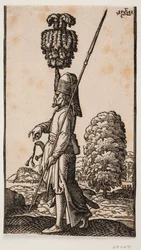 Soldato con lancia e spada, visto di profilo verso sinistra, in un paesaggio costiero; dietro di lui, un grande albero; il suo copricapo è ornato con un