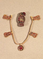 Spilla a forma di aquila e una collana, IV-VI secolo