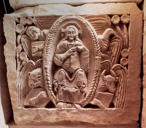 Arte merovingia: il Cristo tetramorfo. Rilievo inferiore della tomba di Agilberto, vescovo di Parigi, VII secolo. Monumento funerario in pietra. Abbazia di Jouarre, Senna e Marna.