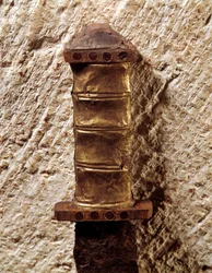 Arte merovingia: impugnatura di lancia, VI secolo. Gallia, Museo nazionale di archeologia di Saint-Germain-en-Laye