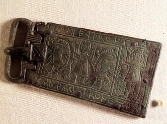 Arte merovingia: fibbia di cintura in bronzo del regno dei Burgundi (popolo barbaro), raffigurante Daniele nella fossa dei leoni. 550-626. Dalla Franca Contea. Museo nazionale di archeologia, Saint-Germain-en-Laye