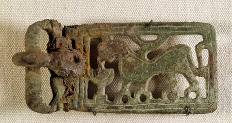 Arte merovingia: fibbia di cintura raffigurante un animale fantastico. Gallia, VI secolo. Museo archeologico nazionale, Saint-Germain-en-Laye