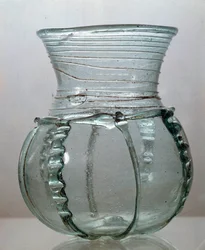 Arte merovingia: vetro di Charmoy. Gallia, VI secolo. Museo nazionale di archeologia di Saint-Germain-en-Laye