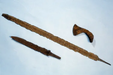Arte merovingia: altalene e ascia francescana di ferro dalla Normandia. 475-525 d.C. Saint Germain en Laye, Museo di Archeologia Nazionale