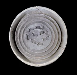 Mesopotamia: coppa in terracotta con animali. 1750 a.C. Dai piatti reali del Palazzo del re Zimrilim a Mari