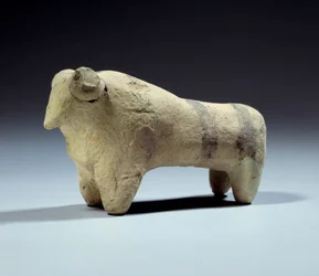 Statuetta di toro in terracotta con strisce dipinte