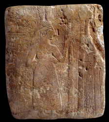 Mesopotamia. Arte Sumera: personaggio con piume (circa 2700 a.C.). Parigi, Museo del Louvre
