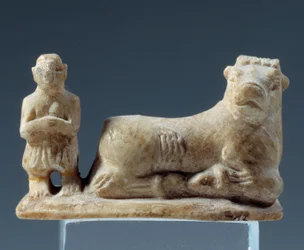 Mesopotamia: offerta dedicata di un toro a una divinità. Statuetta di calcare. Da Sumer, Sud Mesopotamia. 2500-2400 a.C. Parigi, Museo del Louvre