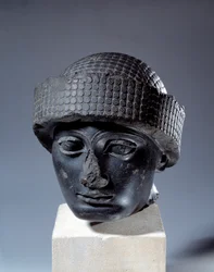 Mesopotamia: testa in diorite senza iscrizione di Gudea, governatore della città di Lagash. Circa 2120 a.C. Periodo neo-sumerico (ca. 2150-2000 a.C.)