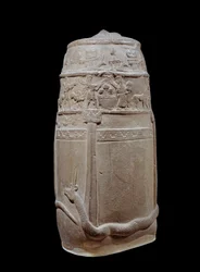 Mesopotamia: kudurru in calcare non rifinito (stele usata come supporto per le donazioni di terre effettuate dai sovrani cassiti di Babilonia a familiari o alti dignitari). L
