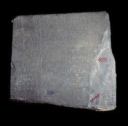 Mesopotamia: stele di calcare con iscrizioni in accadico