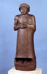 Mesopotamia: statua in diorite senza iscrizione di Gudea, governatore della città di Lagash. Circa 2150 a.C. Periodo neosumerico (ca. 2150-2000 a.C.). Dim. 1,07 x 1,36 m. Parigi, Museo del Louvre