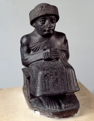 Mesopotamia: statua del dio Ningishzida raffigurante Gudea seduto, principe di Lagash. Periodo neosumerico (ca. 2150-2000 a.C.). Parigi, Museo del Louvre
