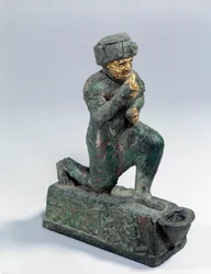 Mesopotamia: Statuetta in argento, bronzo e oro di un adoratore inginocchiato, ex-voto dedicato al dio Amurru per la vita di Hammurabi