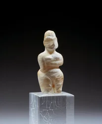 Mesopotamia: statuetta femminile di alabastro dalla necropoli di Tell es Sawwan. 5800-5500 a.C. Parigi, Museo del Louvre