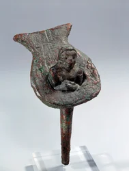Mesopotamia: figurina di fondazione (chiodo e suo supporto in rame) di Ur Nanshe, Principe di Lagash
