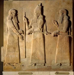 Antichità orientali: dettaglio di un rilievo in alabastro che rappresenta Sargon II che dà ordini a un alto funzionario, dal Palazzo di Sargon II o Sharroukin, re di Assiria a Khorsabad (Mesopotamia), Iraq. 722-705 a.C. Parigi, Museo del Louvre