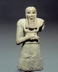 Antichità orientali: statuetta in calcare di orante votata al Principe Ginak