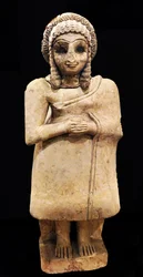 Statua di una devota in un semplice vestito, Khfajah, Mesopotamia, c.2650-2550 a.C. (gesso)