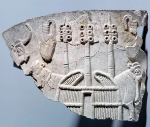 Mesopotamia: scena di stalla in rilievo su un frammento di vaso scolpito nello stile di Uruk. Regione Sumer. 3300 a.C. Parigi, Museo del Louvre