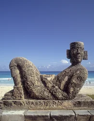 Una copia della statua di Chac-Mool da Chichén Itzá, Yucatán, ca. 987-1185 a.C.