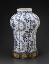 Vaso con bande verticali fluenti e viti con fiori simili a girasoli