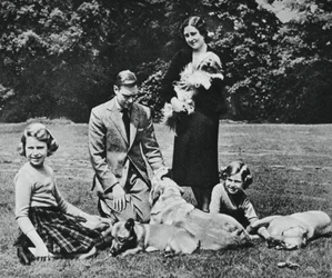 Famiglia reale come gruppo felice di amanti dei cani, 1937