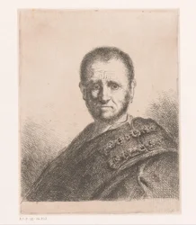 Uomo con un mantello decorato