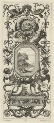 Pannello ornamentale sormontato dalla testa incoronata di una donna e due pavoni