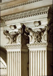 Allegoria del Giorno e della Notte: dettaglio delle colonne e dei capitelli. Mausoleo di Giuliano de