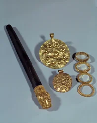 Pietra per affilare e anelli di granulazione. Dal sito di Susa, Iran sud-occidentale. 1150 a.C. Parigi, Museo del Louvre