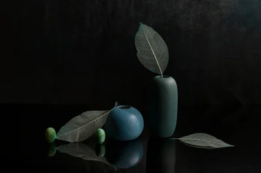 Elegante natura morta con vasi blu