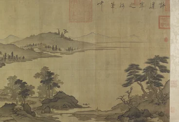 Fiume autunnale nella pioggia e nelle nuvole