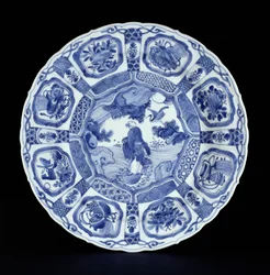 Piatto kraak blu e bianco dipinto con Li Tiegvai che attraversa il mare su una doppia zucca, periodo Wanli, 1594-1610 (porcellana)