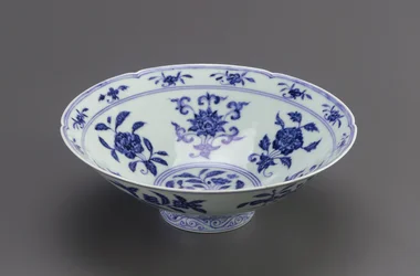 Ciotola con lati conici e bordo foliato, Jingdezhen, provincia di Jiangxi, 1426-35