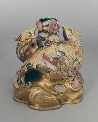 Vaso da vino cinese in rame dorato a forma di fenici su una roccia