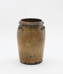 Vaso con tre manici