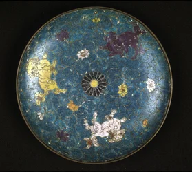 Piatto in rame e smalto cloisonné, periodo Ming (1368 - 1644)