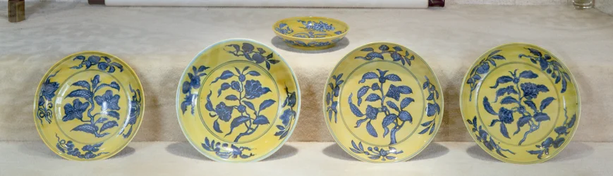 Piatti con fondo giallo dipinti in blu sotto smalto, dinastia Ming