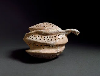 Arte egea: vaso ceramico a forma di favo e serpente